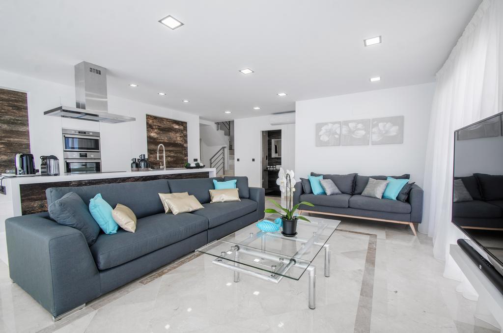 דירות בנאלמדנה Gorgeous 170 Sq.M. Penthouse With Sea View Terraces מראה חיצוני תמונה
