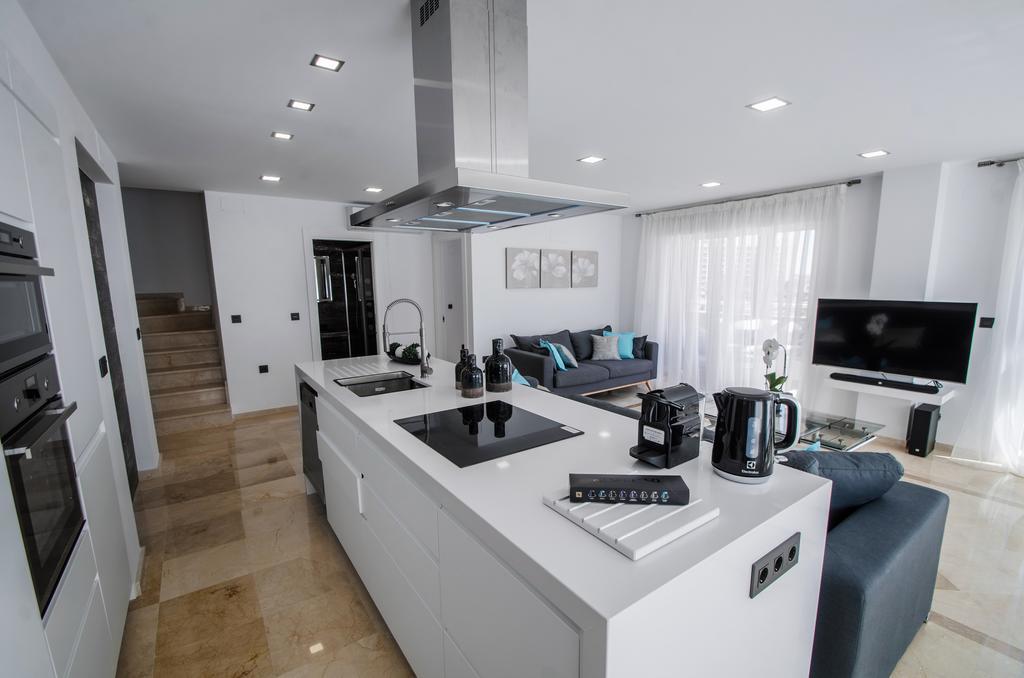 דירות בנאלמדנה Gorgeous 170 Sq.M. Penthouse With Sea View Terraces מראה חיצוני תמונה